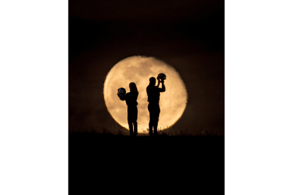 La silueta de Sara García y Pablo Álvarez, bajo el influjo de la luna. JESSICA ROJAS
