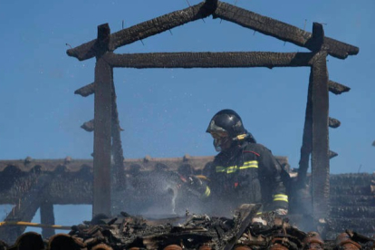 Imagen de archivo de una intervención de los bomberos en Astorga. JESÚS F. SALVADORES