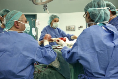 Profesionales sanitarios del Clínico de Valladolid realizan un trasplante de corazón. DL