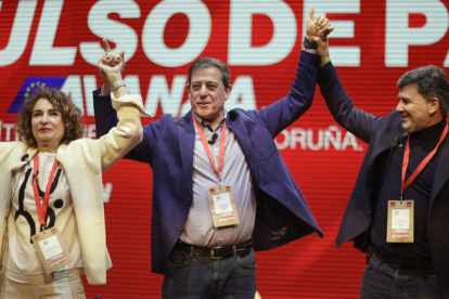 La vicepresidenta primera, María Jesús Montero, y el eurodiputado José Ramón González, en la convención del PSOE. CABALAR