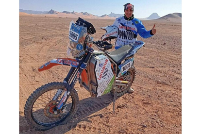 Fran Pallas con su moto tras la etapa prólogo del Dakar en la que se apuntaba la victoria. TECOIPS