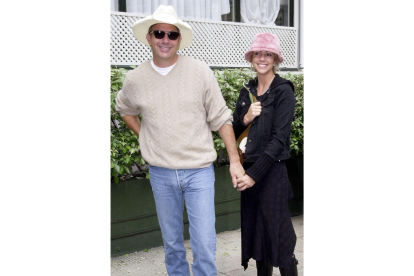 Kevin Costner y Christine Baumgartner, en 2003. JAVIER ECHEZARRETA