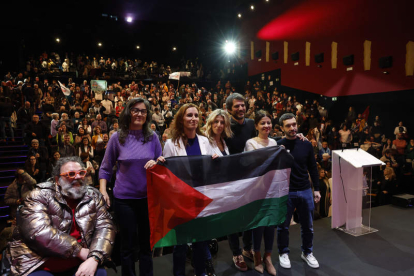Imagen de los integrantes de Sumar con una bandera palestina. JUANJO MARTÍN