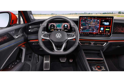 Interior completamente nuevo, con mejores materiales y acabados, generosas pantallas informativas y mando giratorio en la consola central para seleccionar el modo de conducción. VW