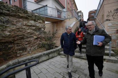 El director de patrimonio firma el inicio de la restauración de la muralla de Astorga. FERNANDO OTERO