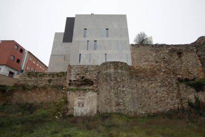 El director de patrimonio firma el inicio de la restauración de la muralla de Astorga. FERNANDO OTERO