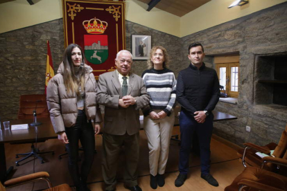Gonzalo Santonja con los alcaldes de los pueblos afectados. ICAL
