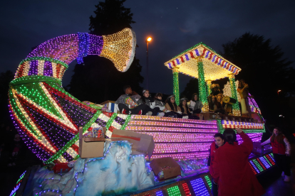 Con la ciudad en penumbra y en una tarde con amenaza de lluvia, los Reyes Magos recorrieron las calles de Ponferrada desde Flores del Sil a la plaza del Ayuntamiento, donde tuvo lugar la recepción por parte del alcalde. L. DE LA MATA