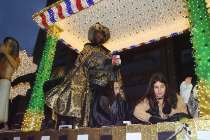 Con la ciudad en penumbra y en una tarde con amenaza de lluvia, los Reyes Magos recorrieron las calles de Ponferrada desde Flores del Sil a la plaza del Ayuntamiento, donde tuvo lugar la recepción por parte del alcalde. L. DE LA MATA