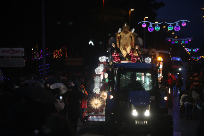 Con la ciudad en penumbra y en una tarde con amenaza de lluvia, los Reyes Magos recorrieron las calles de Ponferrada desde Flores del Sil a la plaza del Ayuntamiento, donde tuvo lugar la recepción por parte del alcalde. L. DE LA MATA