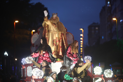 Con la ciudad en penumbra y en una tarde con amenaza de lluvia, los Reyes Magos recorrieron las calles de Ponferrada desde Flores del Sil a la plaza del Ayuntamiento, donde tuvo lugar la recepción por parte del alcalde. L. DE LA MATA