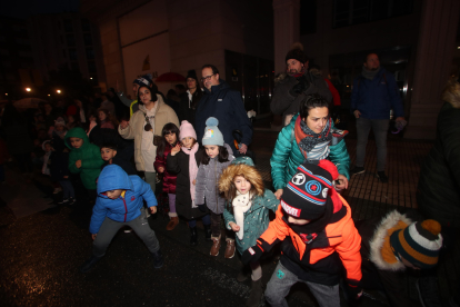 Con la ciudad en penumbra y en una tarde con amenaza de lluvia, los Reyes Magos recorrieron las calles de Ponferrada desde Flores del Sil a la plaza del Ayuntamiento, donde tuvo lugar la recepción por parte del alcalde. L. DE LA MATA