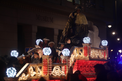 Con la ciudad en penumbra y en una tarde con amenaza de lluvia, los Reyes Magos recorrieron las calles de Ponferrada desde Flores del Sil a la plaza del Ayuntamiento, donde tuvo lugar la recepción por parte del alcalde. L. DE LA MATA