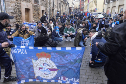 Afición del Deportivo de La Coruña en León antes del partido frente a la Cultural en el Reino. MARÍA FUENTES
