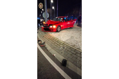 Accidente de tráfico en la rotonda de la plaza de toros de León. POLICÍA LOCAL