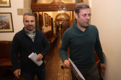 David Pacios e Iván Alonso, este miércoles en el Ayuntamiento de Ponferrada. L. DE LA MATA