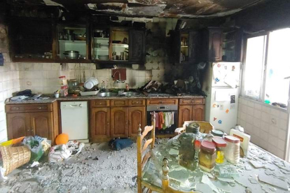 Imagen de los Bomberos de cómo quedó la cocina afectada. DL