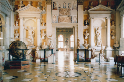 'Biblioteca Nazionale
Marciana Venecia',
2003. CANDIDA HÖFER