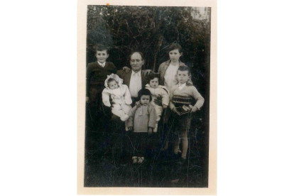 Avelino Fernández, con sus nietos. Toño, Yolanda, Cecilia, Isabel, Mari Carmen y Tomás. CORTESÍA DE JAVIER OVALLE