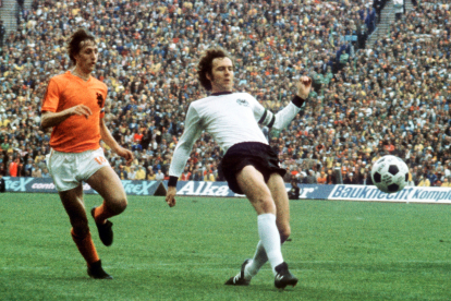 Imagen de archivo fechada el 7 de julio de 1974 que muestra al alemán Franz Beckenbauer (D) y Johan Cruyff (I) en acción por el balón durante la final de la Copa Mundial de la FIFA 1974 entre Alemania y los Países Bajos en Munich, Alemania. EFE/EPA