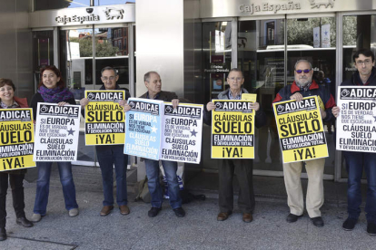 Integrantes de Adicae Castilla y León se manifiestan contra las claúsulas suelo en una foto de archivo. NACHO GALLEGO