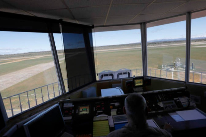 Imagen de la pista del aeropuerto de León desde la torre de control, que es de carácter militar. ARCHIVO