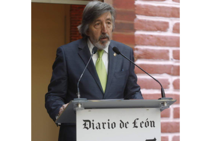 Gonzalo González Cayón, abad de la cofradía, agradeció el premio de Diario de León. RAMIRO