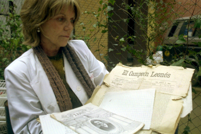 Nila Martín-Granizo con periódicos antiguos en los que publicó poemas su abuelo. JESÚS F. SALVADORES