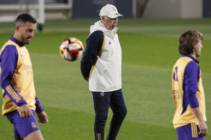 Ancelotti, durante el entrenamiento de ayer del Real Madrid en Arabia Saudí. JUAN CARLOS CÁRDENAS