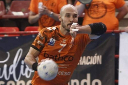 Adrián Fernández juega como central en Torrelavega. DL