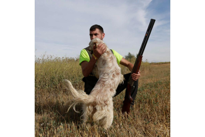 Un cazador junto a su perro en una jornada de caza. FERNANDO OTERO