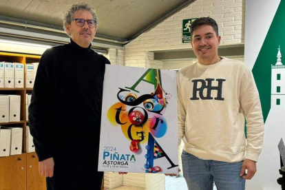 El concejal de Fiestas y César Núñez presentan el cartel de la Piñata. DL