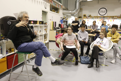 Neil Gershenfel durante el encuentro con alumnado del Fab Lab de León este martes. RAMIRO