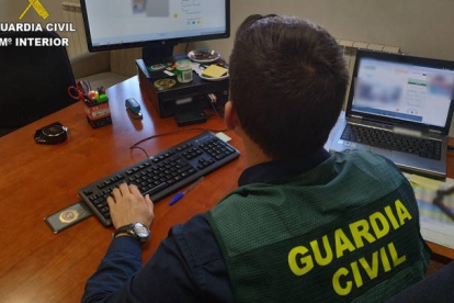 La Guardia Civil de León ha puesto a disposición de los ciudadanos sus canales de ayuda. DL