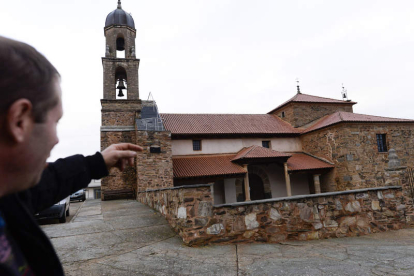 Ricardo señala la iglesia de San Esteban donde se celebra la boda tradicional de Alija.. MARÍA FUENTES