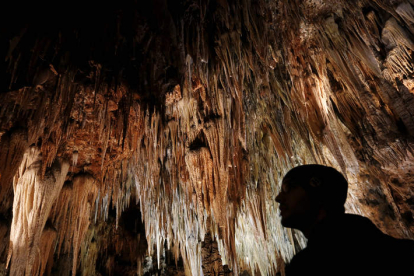 Casi 2.300 grupos de visitantes conocieron a lo largo de la última temporada la cueva. J F. SALVADORES
