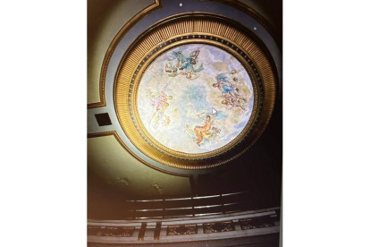 Desperfectos y humedades rodean los elementos decorativos originales, junto a las llamativas pinturas de su etapa Indiana Bill. DL