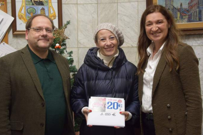 Ana del Pozo recogió el premio de 1.000 euros de mano del alcalde y de la concejala Bailez. DL
