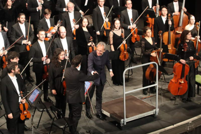 Pedro Halffter saluda para tomar la batuta de la Orquesta Cristóbal Halffter en el Bergidum. BARREDO