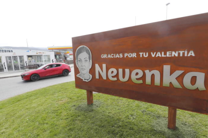 Placa colocada en Ponferrada para reconocer a Nevenka. L. DE LA MATA