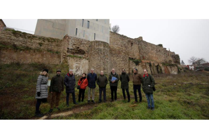 Las autoridades astorganas, junto a Juan Carlos Prieto y Eduardo Diego, visitaron la zona en la que se llevará a cabo el trabajo de restauración de las murallas. FERNANDO OTERO