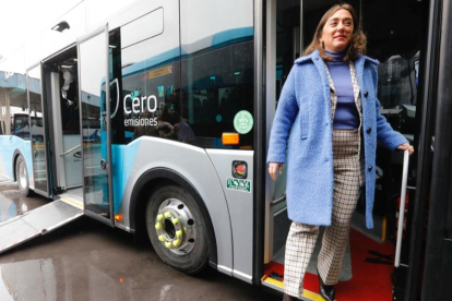 María González Corral, en uno de los nuevos autobuses de Alsa. RAMIRO