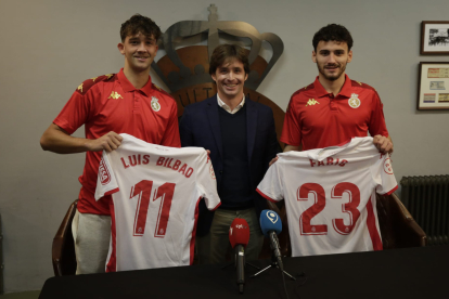 Luis Bilbao y Fabio Blanco blanquean  al director deportivo José Manzanera en su presentación como jugadores de la Cultural. FERNANDO OTERO