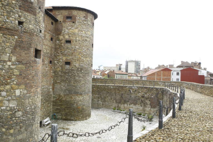 El foso del castillo de León que fue cárcel y ahora es sede del Archivo Histórico Provincial. RAMIRO.
