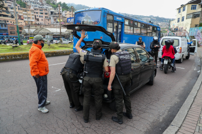 Despliegue de policías y soldados en las calles de Ecuador, este viernes. JOSÉ JÁCOME