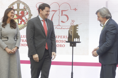 Adriana Ulibarri, Alfonso Fernández Mañueco y Gonzalo González Cayón, en la entrega del Premio Diario de León. RAMIRO