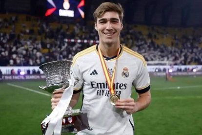 Fran González, el portero leonés del Real Madrid, celebra el título de campeón de la Supercopa. DL