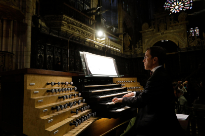 Imagen de uno de los últimos conciertos de órgano en la Catedral de León. FERNANDO OTERO