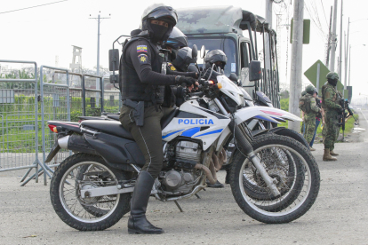 Despliegue de policías y soldados en las calles de Ecuador, este viernes. JOSÉ JÁCOME