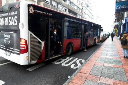 Imagen de archivo de un autobús urbano de León. RAMIRO